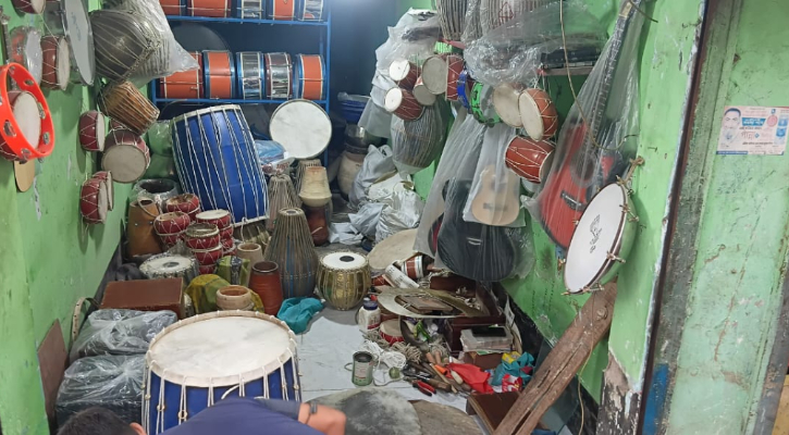 বগুড়ায় সাংস্কৃতিক অনুষ্ঠান কমায় বাদ্যযন্ত্রের বাজারে মন্দা